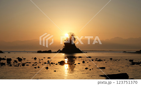 雨晴海岸の夜明け 123751370