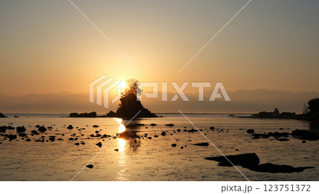 雨晴海岸の夜明け 123751372