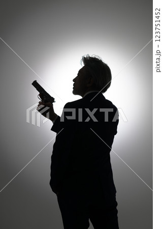 拳銃を構える男性 拳銃を構える男性 123751452