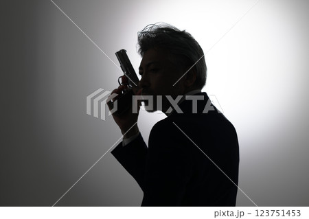 拳銃を構える男性 123751453