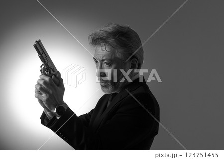 拳銃を構える男性 123751455