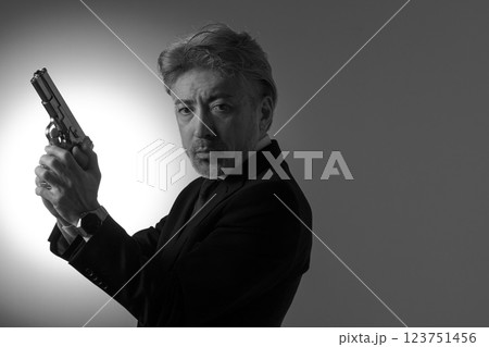 拳銃を構える男性 123751456