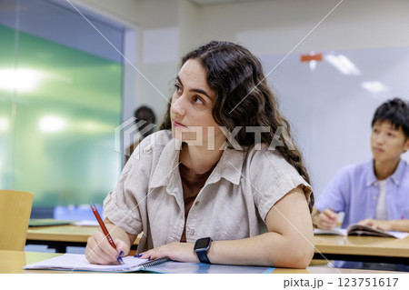 勉強する若い大学生のキャンパスライフイメージ 勉強する若い大学生のキャンパスライフイメージ 123751617