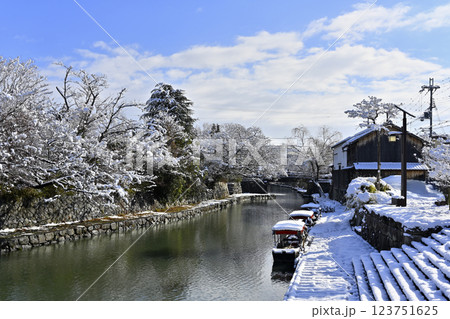 雪の積もった近江八幡の八幡堀 123751625