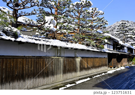 雪の積もった近江商人の町並み 雪の積もった近江商人の町並み 123751631