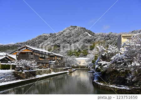 雪の積もった近江八幡の八幡堀 123751650