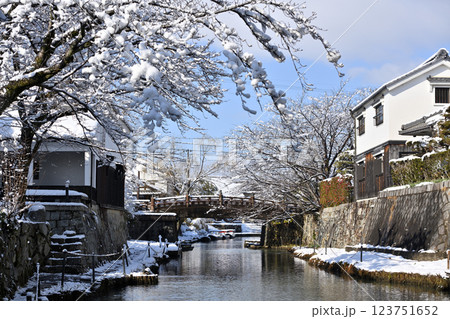 雪の積もった近江八幡の八幡堀 雪の積もった近江八幡の八幡堀 123751652