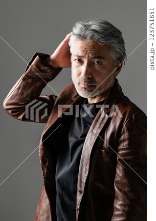 革ジャン　男性　ハンサム 123751851