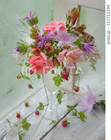 薔薇といちごのアレンジメント 123752298