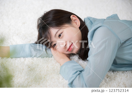 寝転んでリラックスして考える思い出す女性 美容やビューティーにも 寝転んでリラックスして考える思い出す女性 美容やビューティーにも 123752314