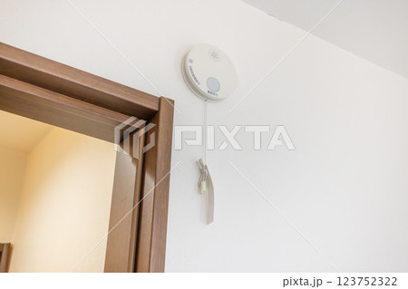 火災報知器のある部屋 room with a generic fire alarm 火災報知器のある部屋 room with a generic fire alarm 123752322