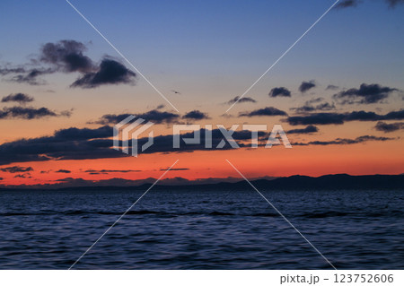 朝焼けに映える国後島(羅臼沖より撮影) 123752606