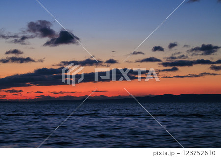 朝焼けに映える国後島(羅臼沖より撮影) 123752610