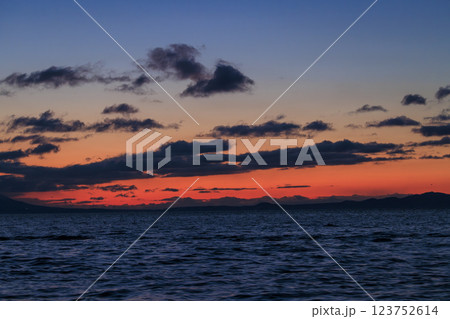 朝焼けに映える国後島(羅臼沖より撮影) 123752614