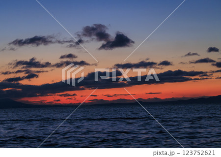 朝焼けに映える国後島(羅臼沖より撮影) 123752621