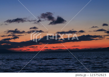 朝焼けに映える国後島(羅臼沖より撮影) 朝焼けに映える国後島(羅臼沖より撮影) 123752623