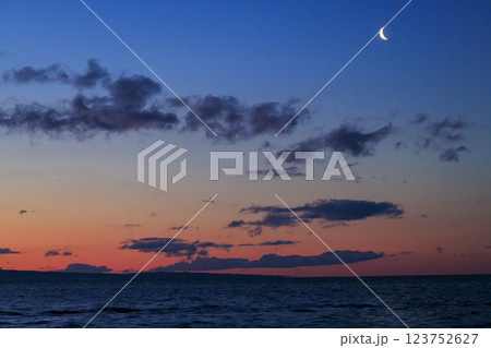 朝焼けに映える国後島(羅臼沖より撮影) 123752627