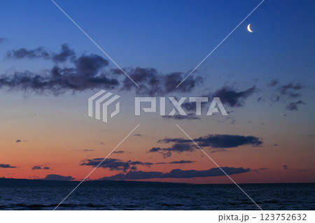 朝焼けに映える国後島(羅臼沖より撮影) 朝焼けに映える国後島(羅臼沖より撮影) 123752632