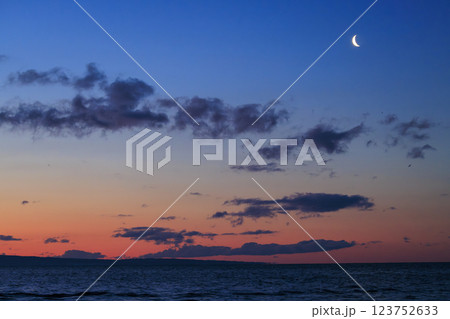 朝焼けに映える国後島(羅臼沖より撮影) 123752633