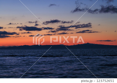 朝焼けに映える国後島(羅臼沖より撮影) 123752651