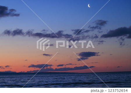 朝焼けに映える国後島(羅臼沖より撮影) 123752654