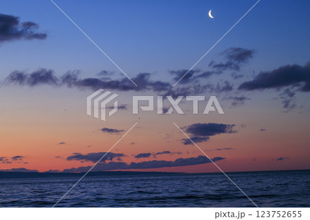 朝焼けに映える国後島(羅臼沖より撮影) 朝焼けに映える国後島(羅臼沖より撮影) 123752655