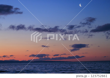 朝焼けに映える国後島(羅臼沖より撮影) 朝焼けに映える国後島(羅臼沖より撮影) 123752661