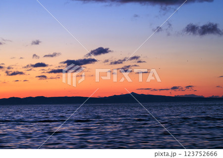 朝焼けに映える国後島(羅臼沖より撮影) 123752666