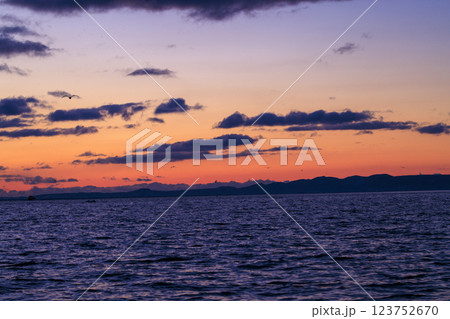 朝焼けに映える国後島(羅臼沖より撮影) 朝焼けに映える国後島(羅臼沖より撮影) 123752670