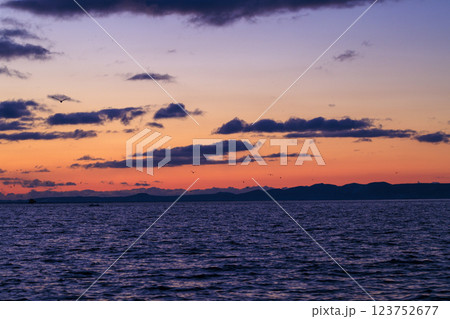 朝焼けに映える国後島(羅臼沖より撮影) 朝焼けに映える国後島(羅臼沖より撮影) 123752677