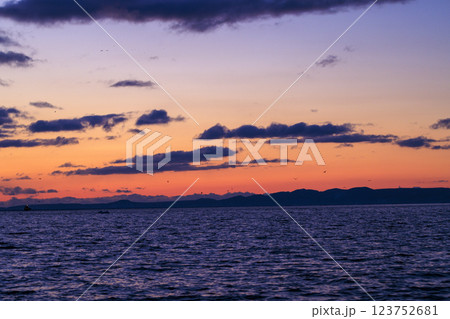 朝焼けに映える国後島(羅臼沖より撮影) 123752681