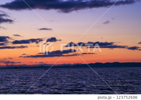 朝焼けに映える国後島(羅臼沖より撮影) 123752686