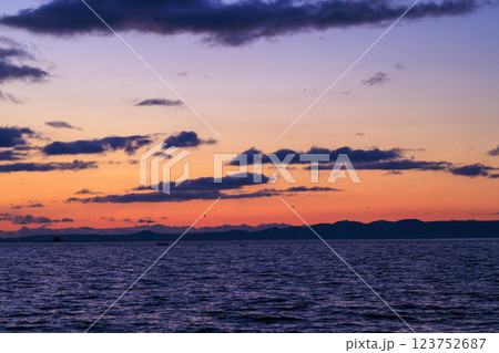 朝焼けに映える国後島(羅臼沖より撮影) 123752687