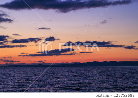 朝焼けに映える国後島(羅臼沖より撮影) 123752688