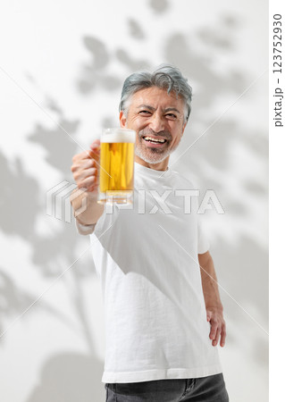 笑顔でビールジョッキを持つ男性 笑顔でビールジョッキを持つ男性 123752930