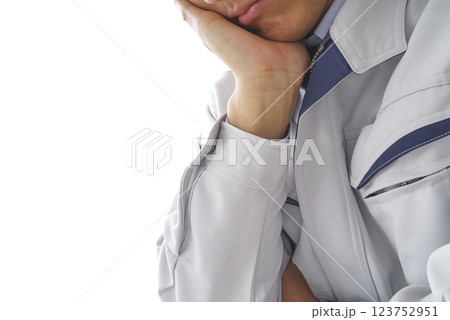 考え事をする作業着の男性 123752951