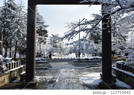 開成山大神宮 雪の風景 鳥居 開成山大神宮 雪の風景 鳥居 123753042