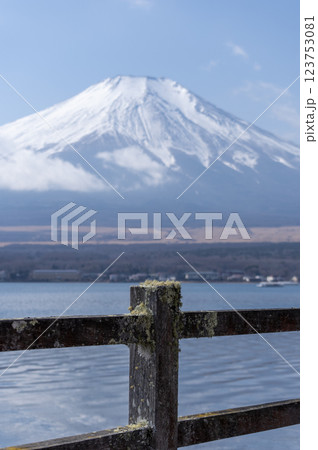 山中湖の周遊道路の柵と富士山 123753081