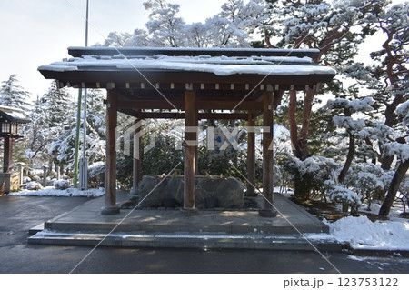 開成山大神宮 雪の風景 手洗い場 開成山大神宮 雪の風景 手洗い場 123753122