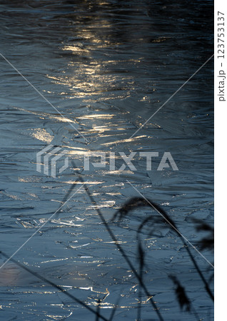 凍結した水面に映る太陽 123753137