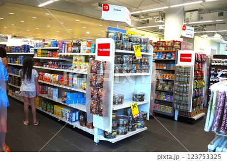 【ハワイ】オアフ島 ワイキキにあるドラッグストアの店内 【ハワイ】オアフ島 ワイキキにあるドラッグストアの店内 123753325