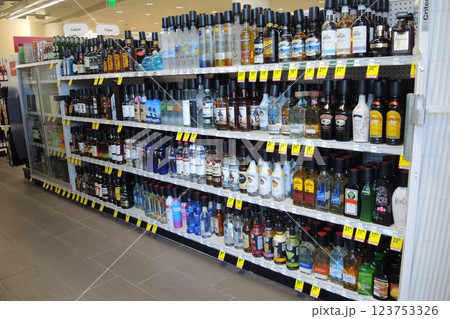 【ハワイ】オアフ島 ワイキキにあるドラッグストアの店内 123753326
