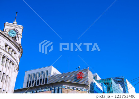 日本の東京都市景観　新時代へ…青空に映えるセイコーハウス銀座などを望む＝7日 123753400