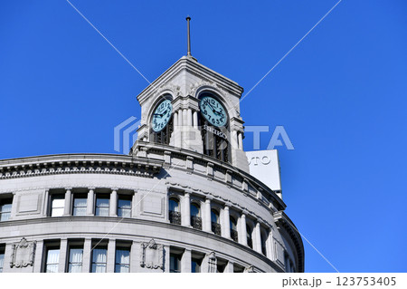 日本の東京都市景観　新時代へ…青空に映えるセイコーハウス銀座などを望む＝7日 123753405