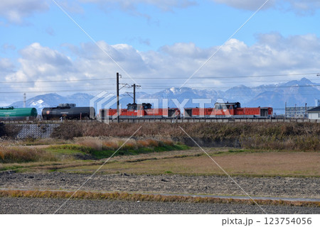 鈴鹿山脈を背に走るDD51重連タンク貨物列車 123754056
