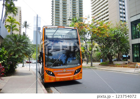 【ハワイ】ホノルルで停車中のワイキキトロリー「ピンクライン」 【ハワイ】ホノルルで停車中のワイキキトロリー「ピンクライン」 123754072