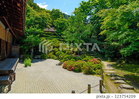 新緑に包まれる金福寺 新緑に包まれる金福寺 123754209