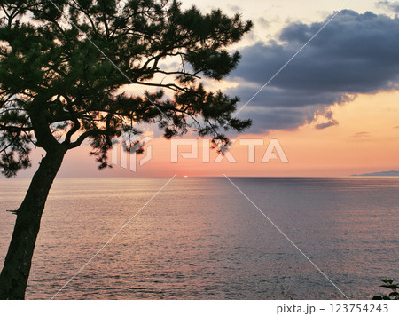 鹿児島県瀬平自然公園の夕景 123754243