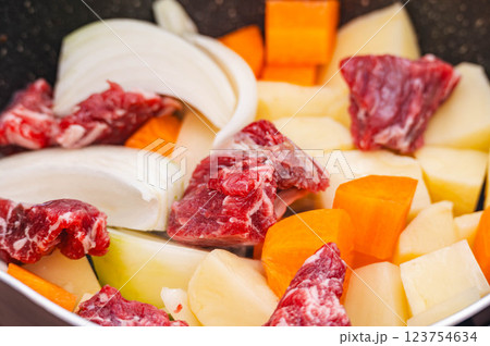 カレーの食材を炒める 123754634