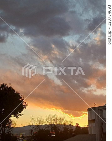 「夕焼けとドラマチックな雲が彩る空 – 美しい黄昏の風景」 123754693